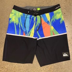 Quicksilver “HighLine” Boardshorts (size 33)